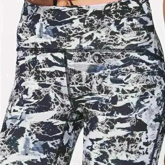 Lululemon Train Times 7/8  Pant (25" )
Interlaced Starlight Black / Black - Picture 4 of 10